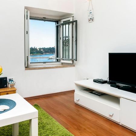 Sea View Apartment Ровин Екстериор снимка