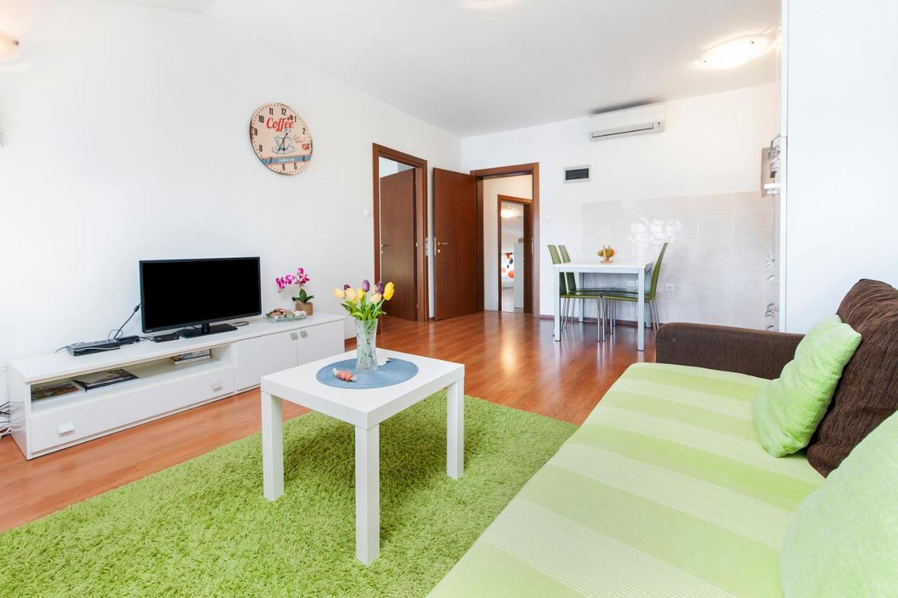 Sea View Apartment Ровин Екстериор снимка
