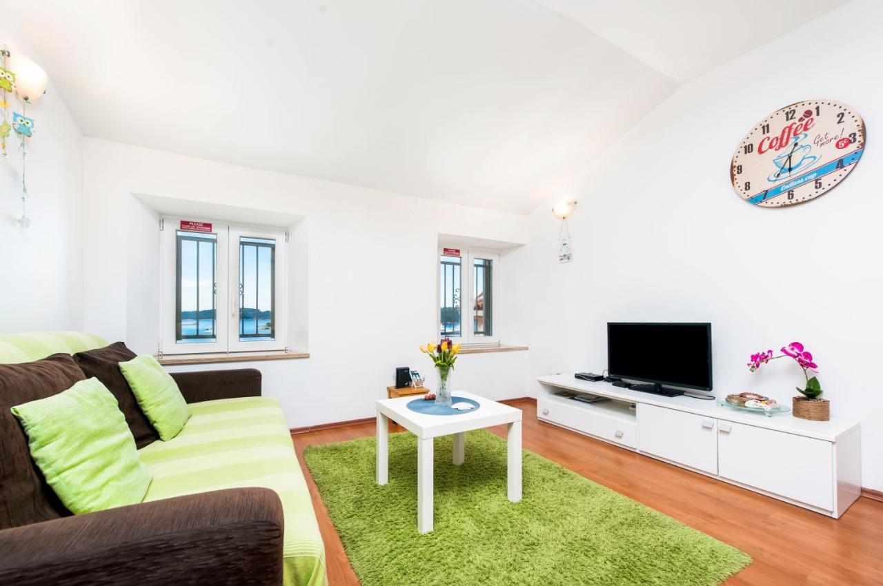 Sea View Apartment Ровин Екстериор снимка