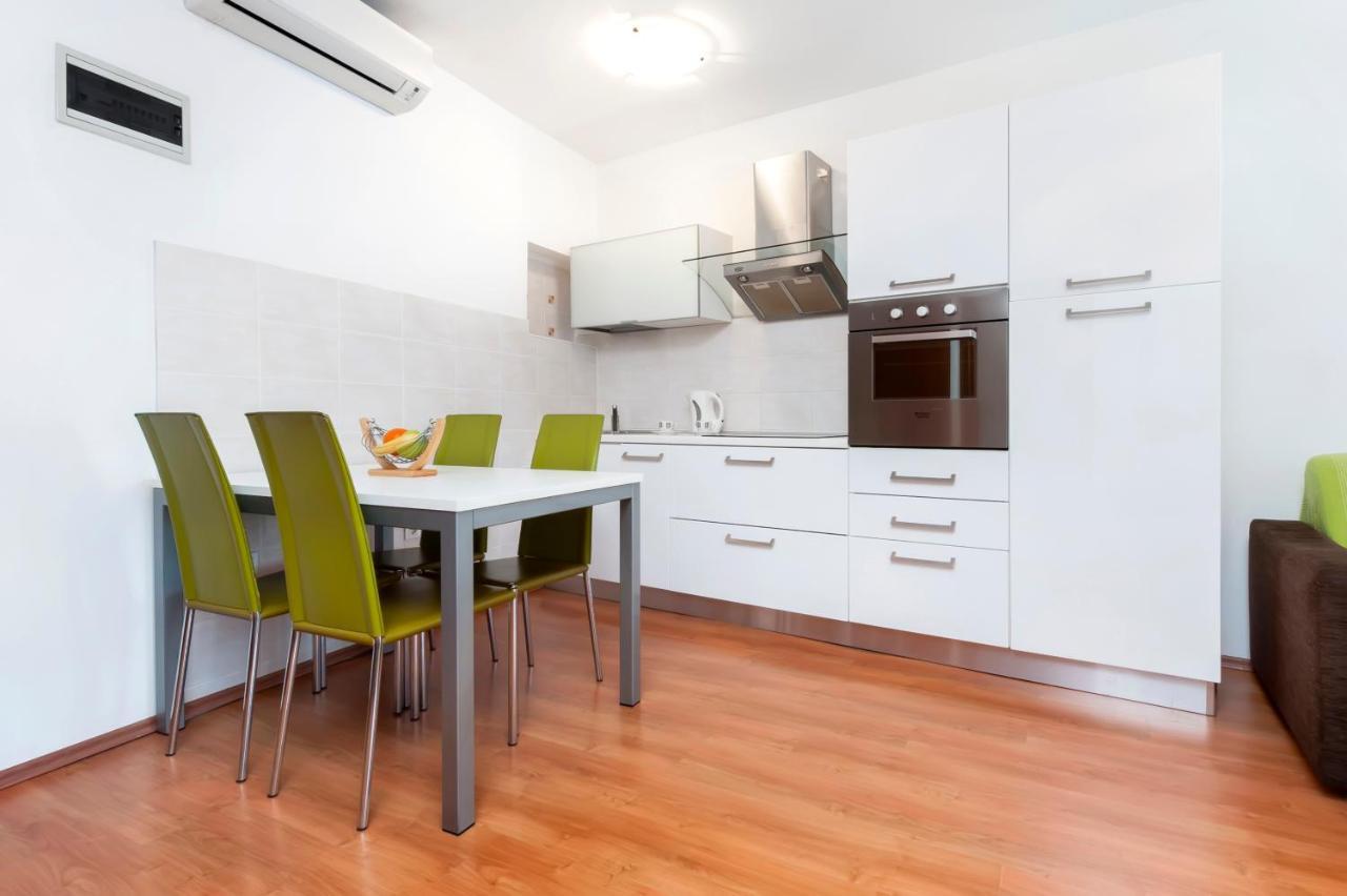 Sea View Apartment Ровин Екстериор снимка