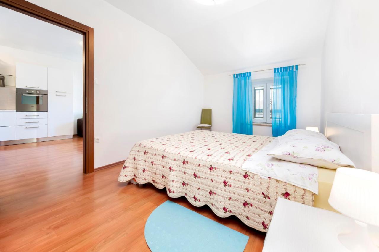 Sea View Apartment Ровин Екстериор снимка